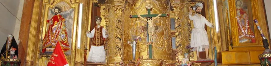 ペルー・中央高地の村の教会主祭壇